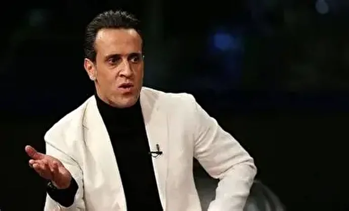 عکس| واکنش عبدالکریم سروش نسبت به هتک حرمت قرآن توسط علی کریمی