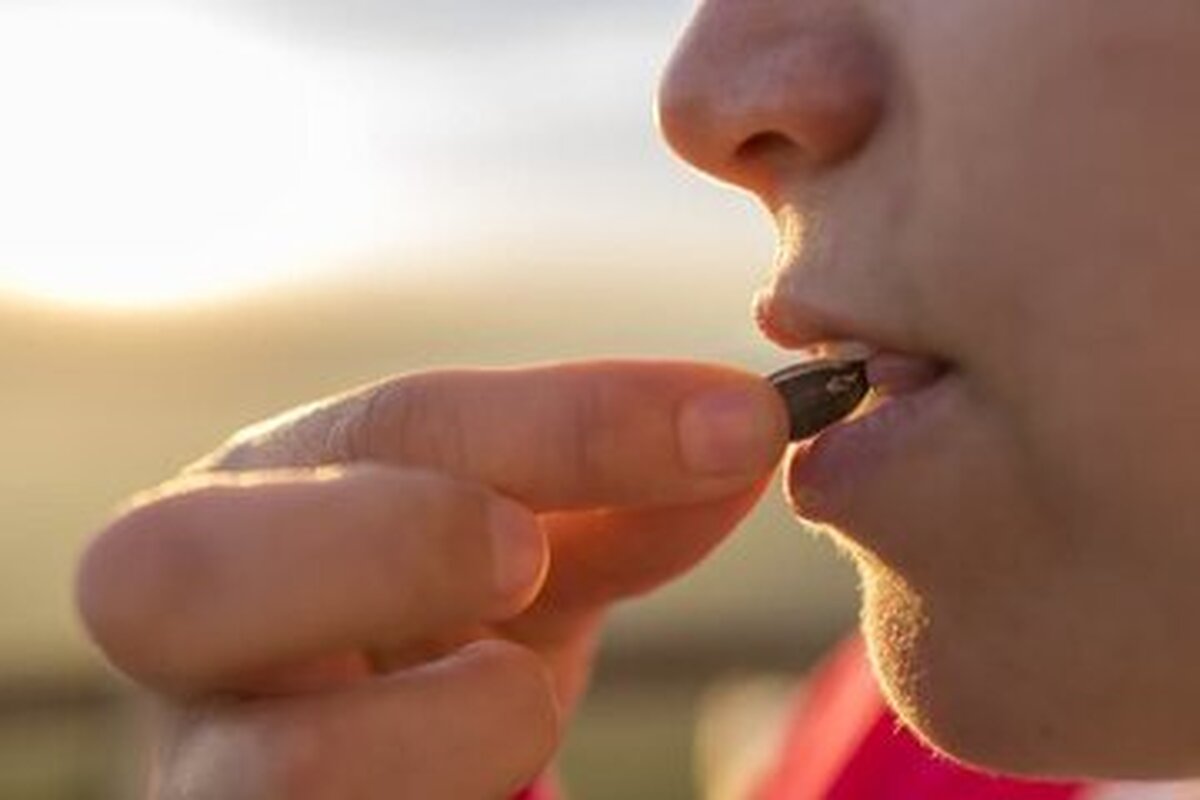 خوردن تخمه بین دندان‌ها فاصله می‌اندازد؟