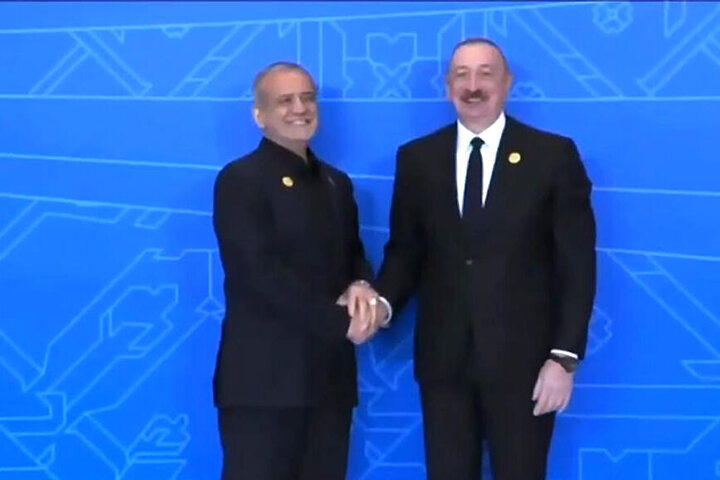 زبان بدن پزشکیان حین ملاقات با الهام علی‌اف در آذربایجان