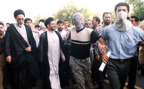 از احمد باطبی پیراهن خونین بر دست تا منوچهر محمدی که دانشجو نبود! از احمد باطبی پیراهن خونین بر دست تا منوچهر محمدی که دانشجو نبود!
