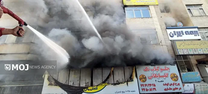 فیلم | آتش‌سوزی در فروشگاه کفش خیابان انقلاب