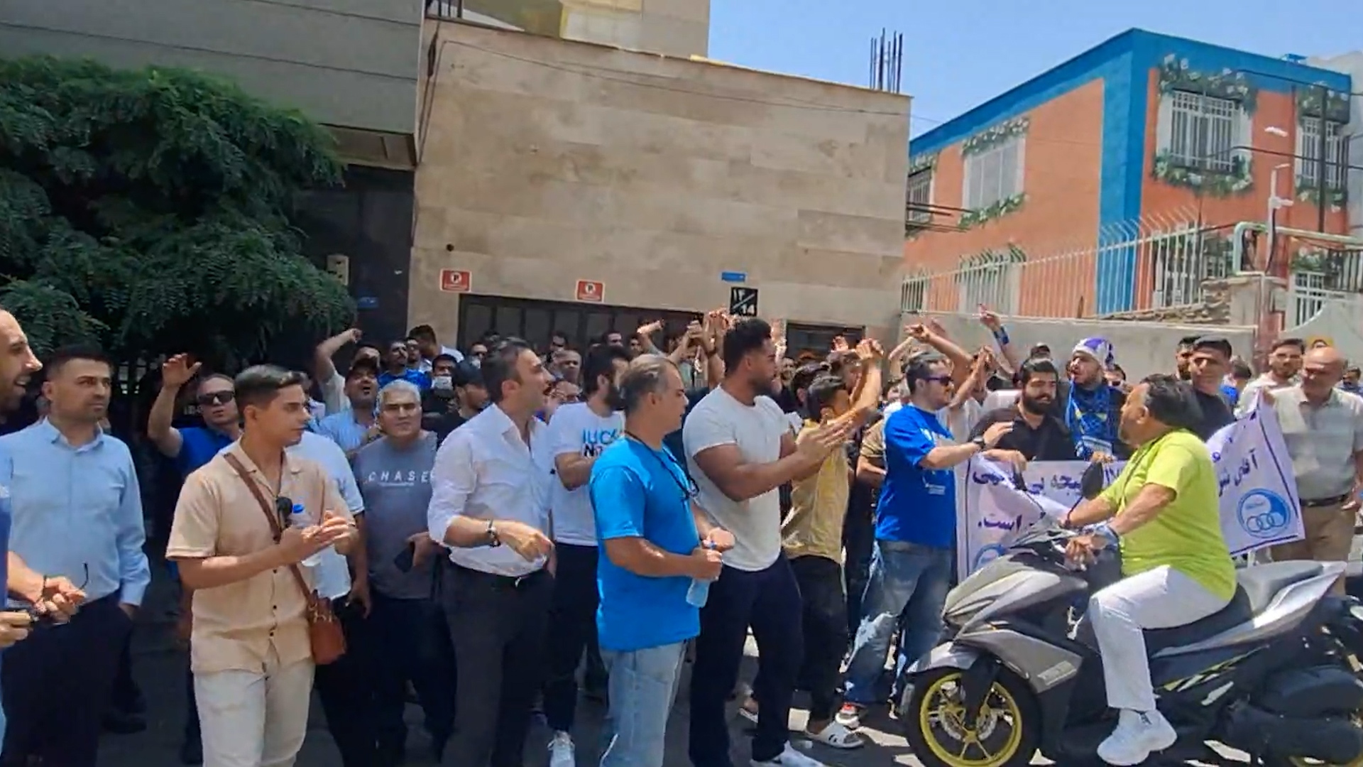 حضور عجیب وحید قلیچ در تجمع هواداران استقلال! حضور عجیب وحید قلیچ در تجمع هواداران استقلال!