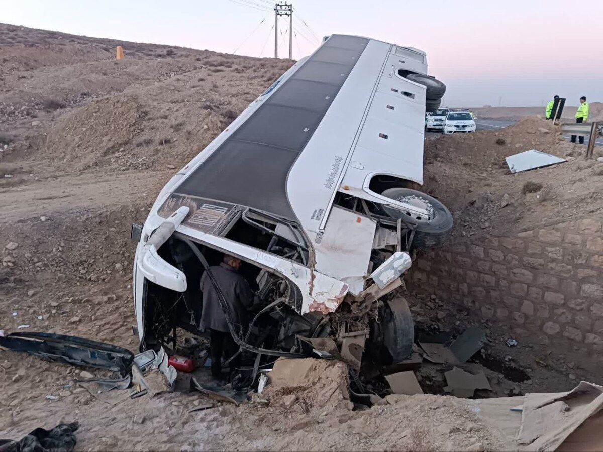 واژگونی یک دستگاه اتوبوس در جاده انار به مهریز
