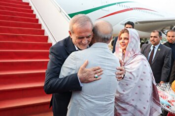 تصاویر | پزشکیان در فرودگاه اسلام آباد؛ استقبال از پای پله‌های هواپیما