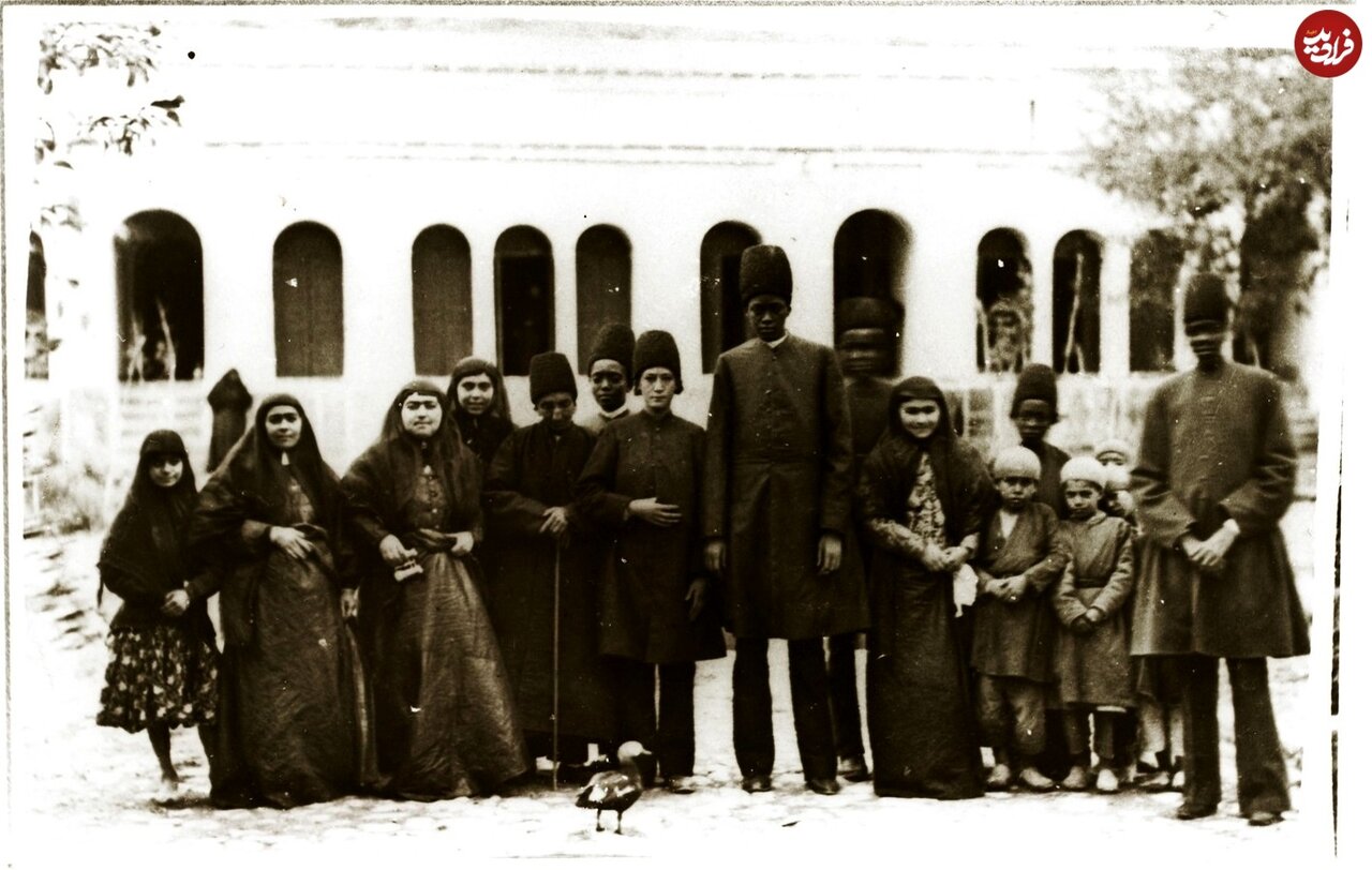 عکس/ گروهی از زنان ناصرالدین‌شاه و خواجه‌های آفریقایی در کرج؛ سال ۱۲۶۲