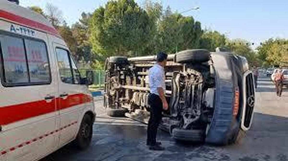 واژگونی آمبولانس اورژانس | مصدومان به بیمارستان منتقل شدند