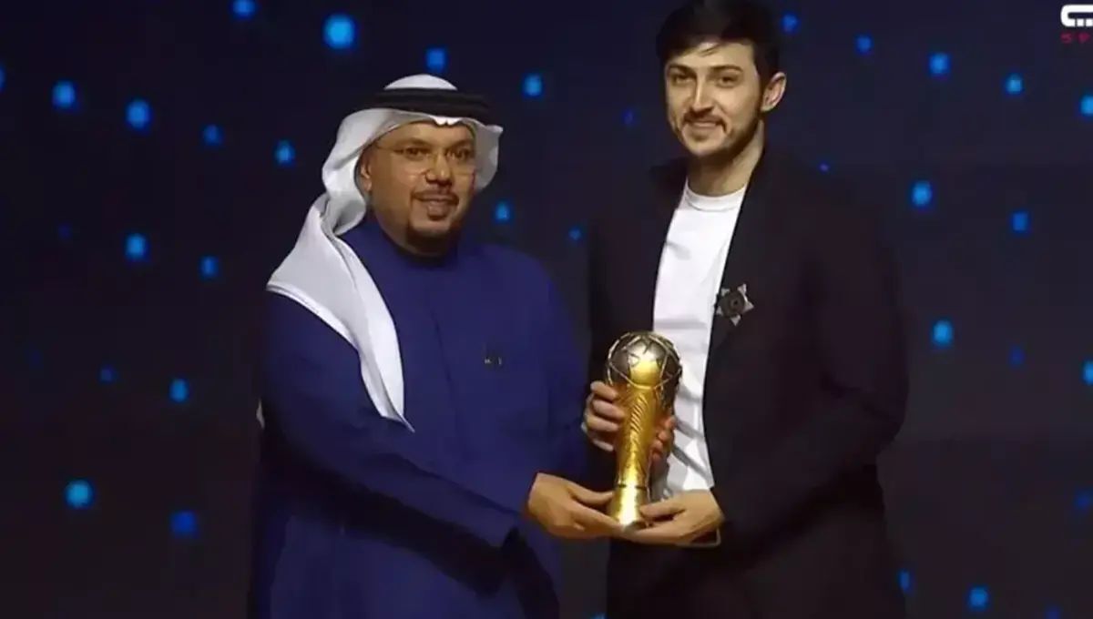 «سردار آزمون» برنده توپ طلای لیگ امارات شد + عکس