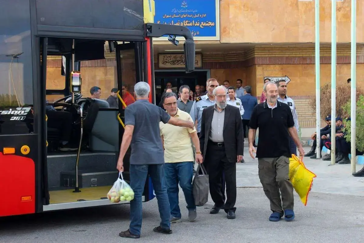 واکنش تاجزاده به انتشار عکسی از انتقال وی به زندان اوین