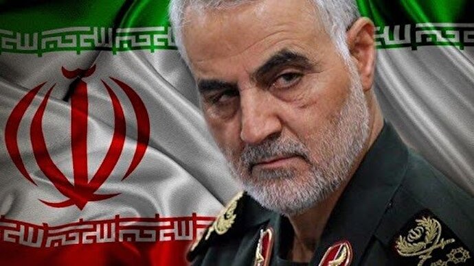 فیلم | وقتی نگاه زائران خارجی به عکس حاج‌قاسم افتاد