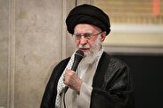 فیلم | نطق ایستاده رهبری در مراسم چهلم شهدای جنگ ۱۲ روزه