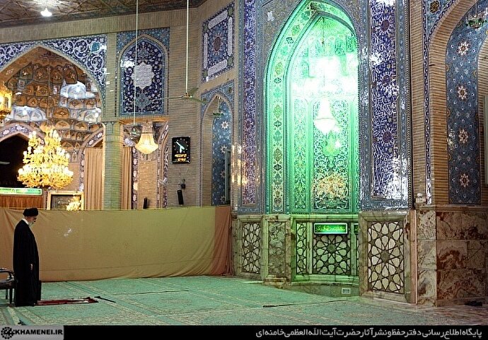 فیلم| لحظاتی از حضور رهبر انقلاب در مسجد مقدس جمکران
