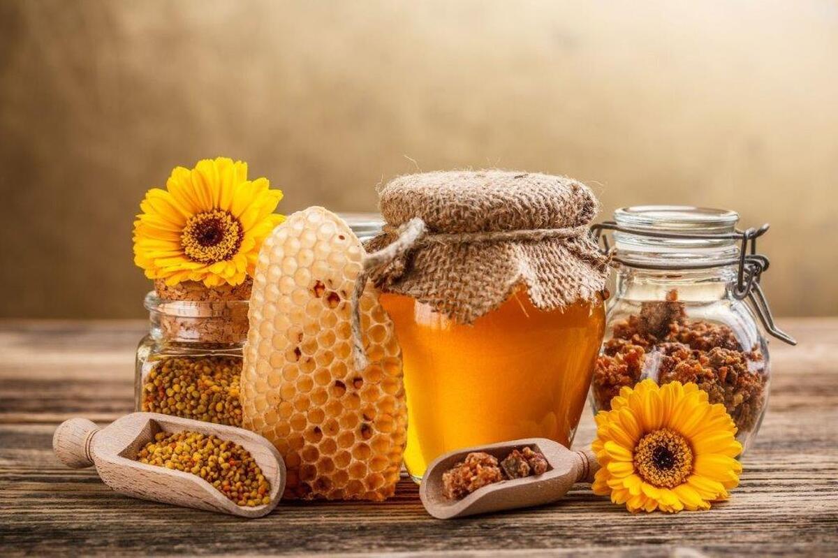 تفاوت عسل طبیعی و کارخانه‌ای: کدام برای سلامت ما مغذی‌تر است؟