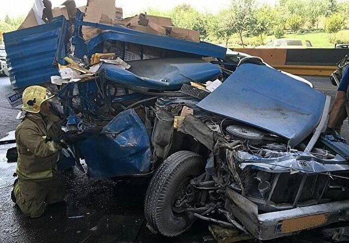 فیلم | تصاویر هولناک از تصادف پژو و نیسان؛ مرگ راننده نیسان در آتش‌سوزی