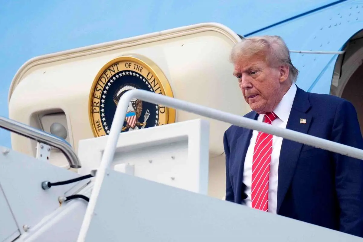 خطر از بیخ گوش ترامپ گذاشت + عکس