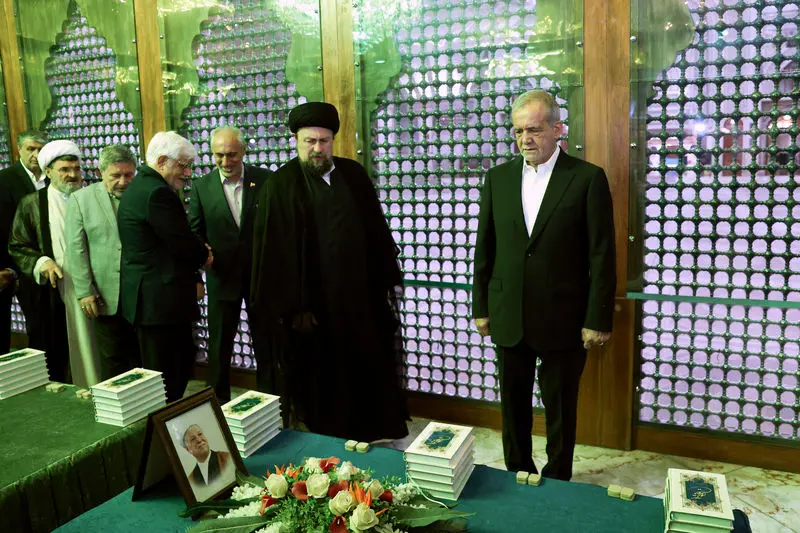 عکس | فاتحه خوانی پزشکیان بر سر مزار آیت‌الله هاشمی