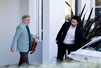 تصاویر | سفیر ایران در استرالیا ساختمان سفارت را ترک کرد