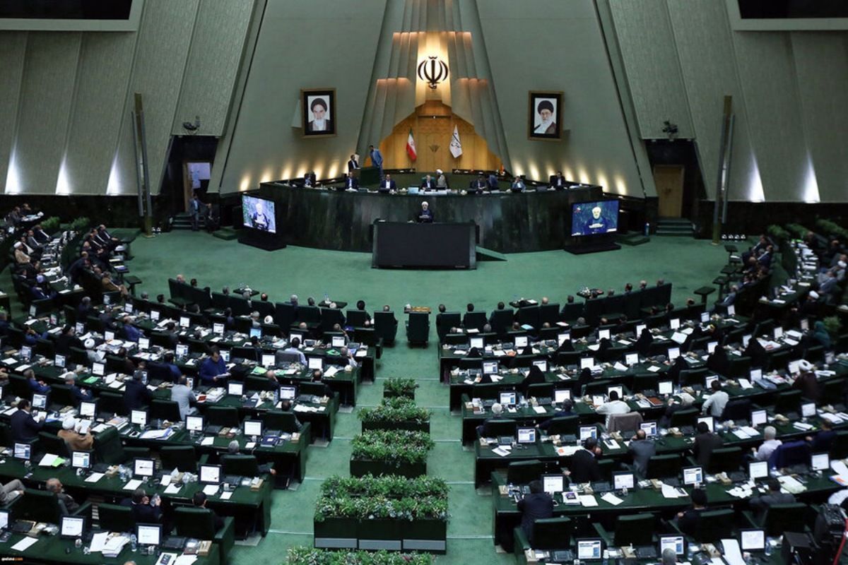 هم‌میهن: مجلس تندرو ایران را به «سیاه‌چاله روابط خارجی» می‌برد
