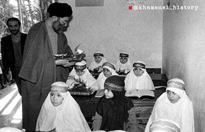 فیلم | تصاویر قدیمی از حضور حضرت آیت‌الله خامنه‌ای در بین دانش ‌آموزان
