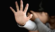فیلم | مرد زن پوش به دام افتاد