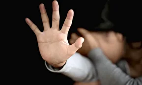 فیلم | مرد زن پوش به دام افتاد