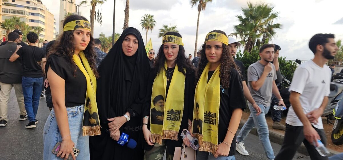 آمنه سادات ذبیح‌پور در کنار دختران بی‌حجاب لبنانی