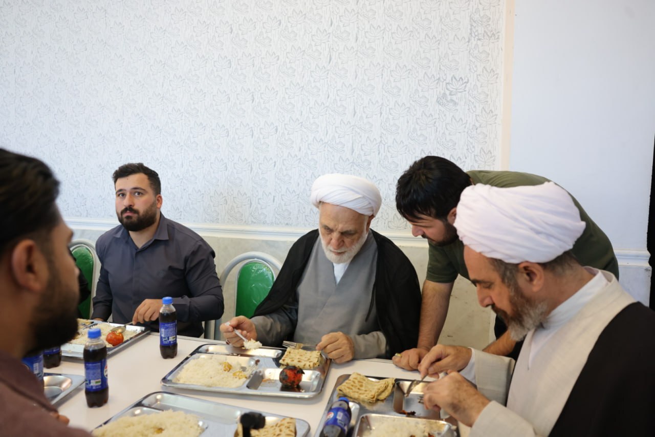 رئیس قوه قضاییه ناهار را با دانشجویان صرف کرد+ عکس