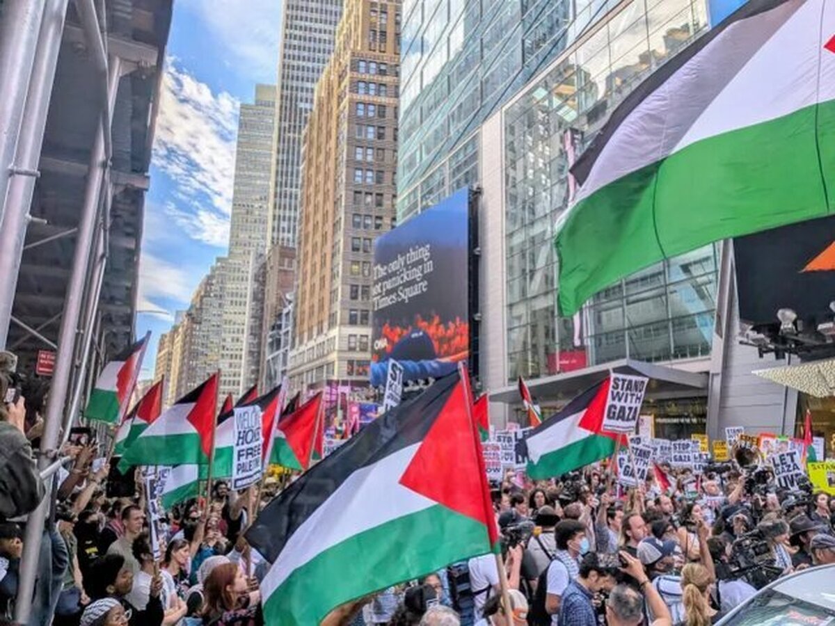 اهتزاز پرچم فلسطین در نیویورک همزمان با سخنرانی نتانیاهو + عکس