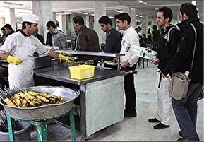 فیلم | ویدیویی جنجالی از سلف دانشگاه در مشهد؛ کشیدن غذا با بیل!