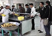فیلم | ویدیویی جنجالی از سلف دانشگاه در مشهد؛ کشیدن غذا با بیل!