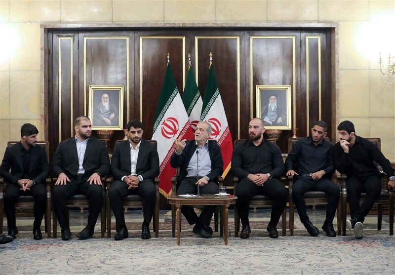 پزشکیان در دیدار با اعضای تیم ملی کشتی‌ چه گفت؟