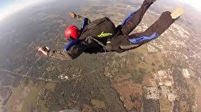 فیلم | مهارت یک چترباز جان او را در لحظه آخر سقوط حفظ کرد!