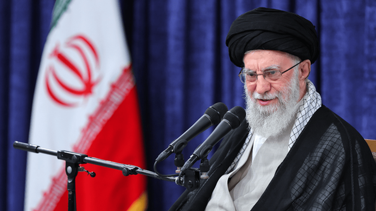 رهبر انقلاب: علامه نائینی هم در نوآوری علمی و هم در اندیشه سیاسی برجسته بود+ فیلم