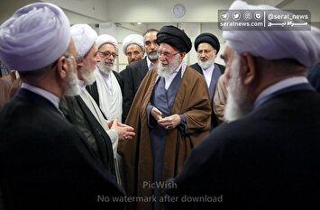 تصاویر| دیدار دست‌اندرکاران کنگره بین‌المللی میرزای نائینی با رهبر معظم انقلاب