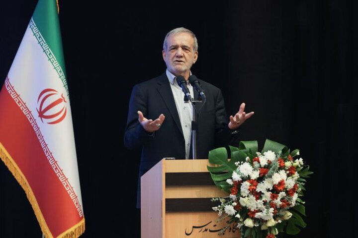 پزشکیان: نخبه کسی است که اگر به مشکل برخورد، در نرود