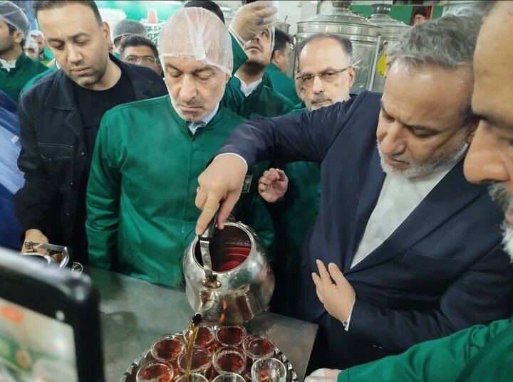 حضور عراقچی در چایخانه حرم مطهر رضوی + عکس