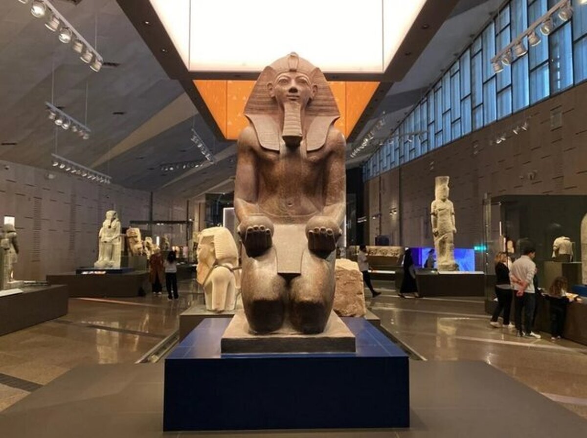 نقاب طلایی فرعون مصر شکست