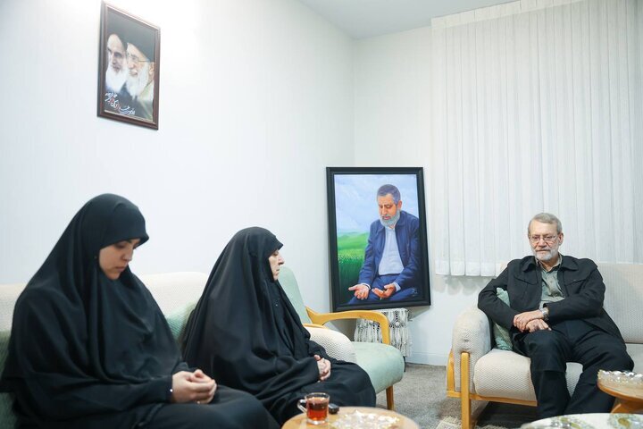 عکس| دیدار لاریجانی با خانواده شهید ایزدی