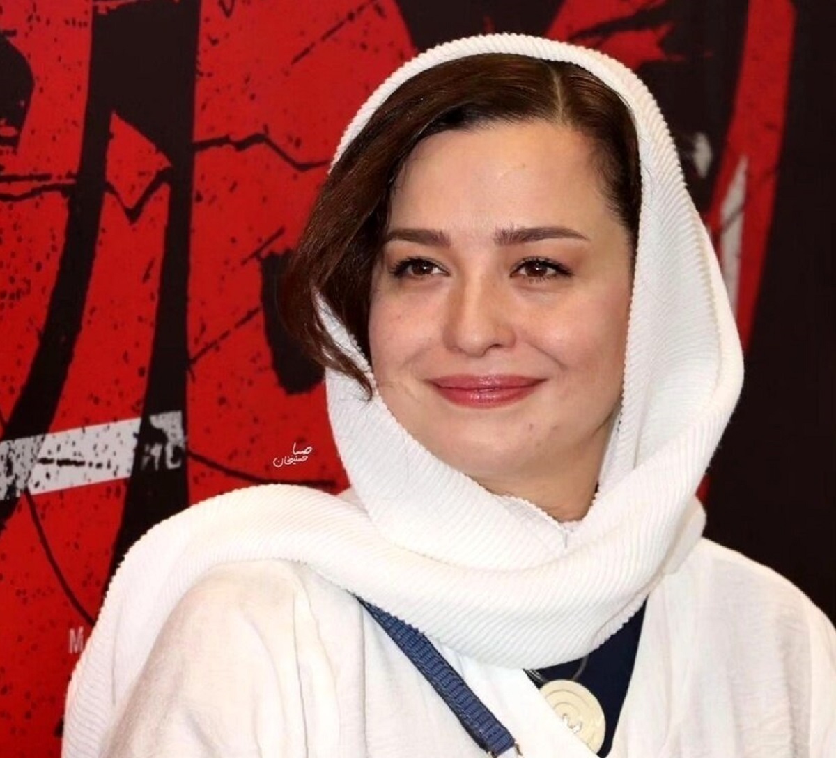 عکس|  کافه گردی مهراوه شریفی نیا با یک دسته گل مشکوک