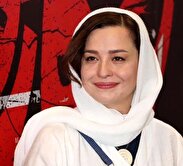 عکس|  کافه گردی مهراوه شریفی نیا با یک دسته گل مشکوک