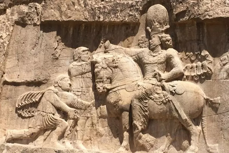 رونمایی از مجسمه پادشاه ساسانی در میدان انقلاب