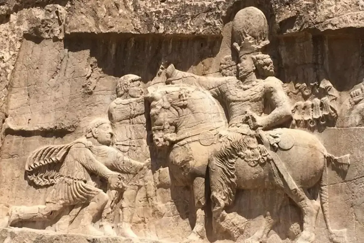 رونمایی از مجسمه پادشاه ساسانی در میدان انقلاب