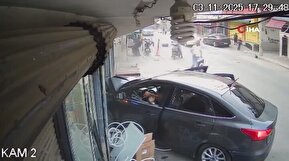 فیلم| لحظه خارج شدن کنترل خودرو از دست راننده و ورود به فروشگاه!