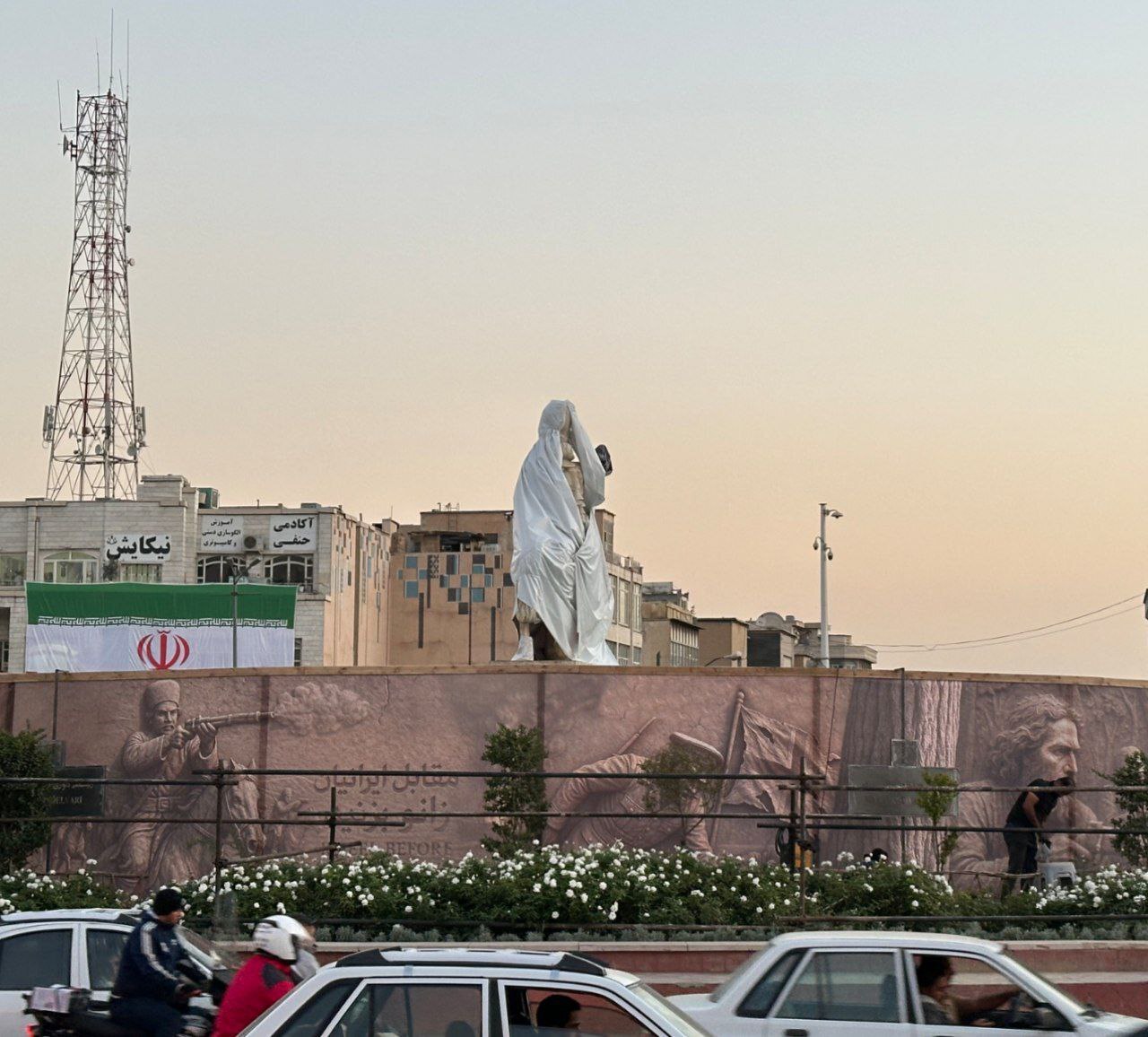 عکس| اولین عکس از مجسمه زانو زدن پادشاه رم در میدان انقلاب عکس| اولین عکس از مجسمه زانو زدن پادشاه رم در میدان انقلاب