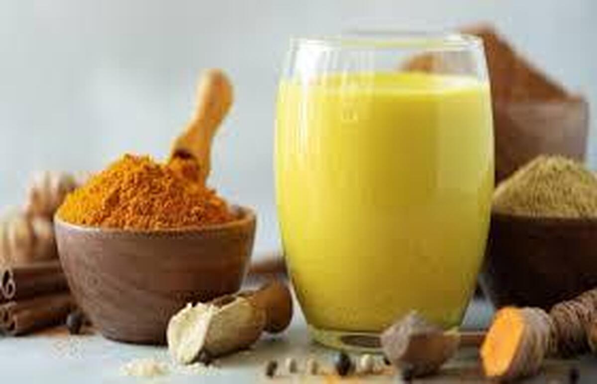 فواید نوشیدن یک فنجان شیر زردچوبه قبل از خواب