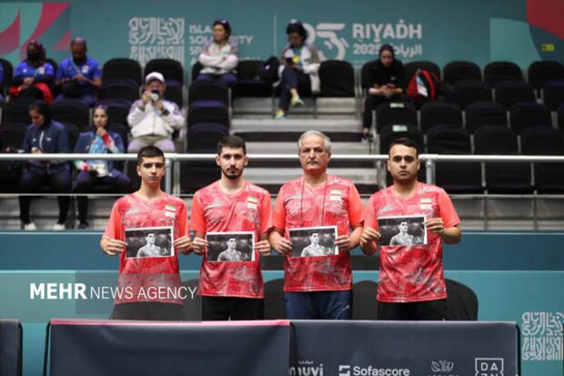 عکس| ادای احترام ملی‌پوشان تنیس روی میز به مرحوم صابر کاظمی