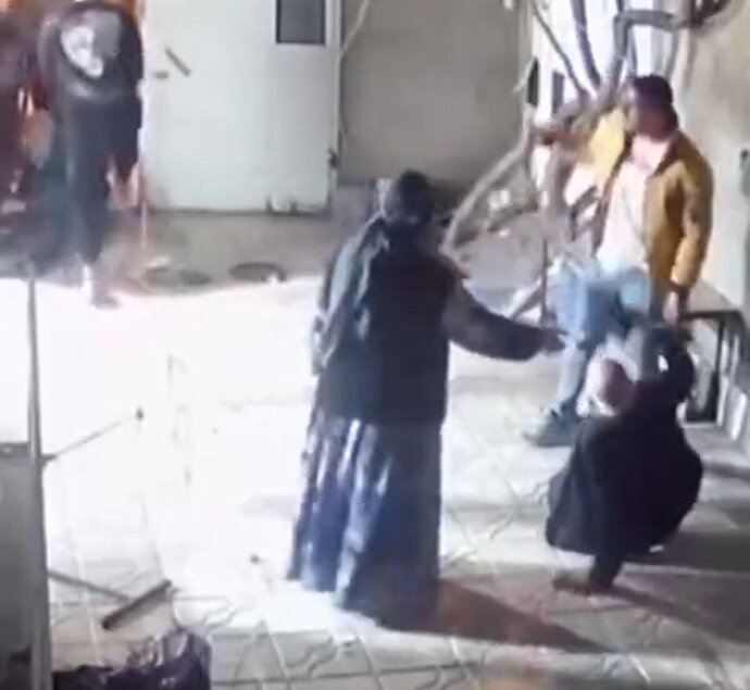 فیلم| حمله اراذل‌ و اوباش به زوج سالخورده در اهر