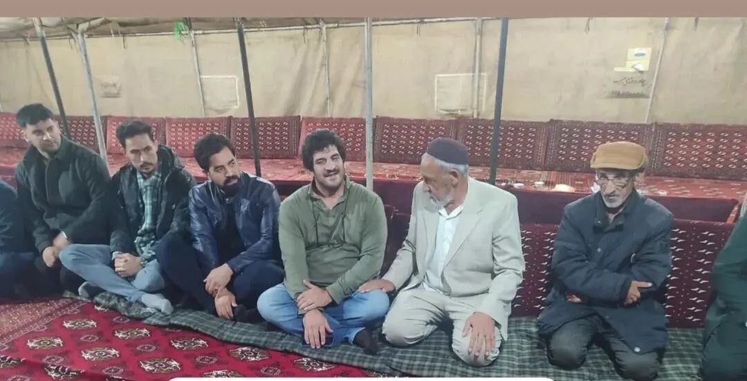 عکس| رسول خادم در کنار خانواده صابر کاظمی عکس| رسول خادم در کنار خانواده صابر کاظمی