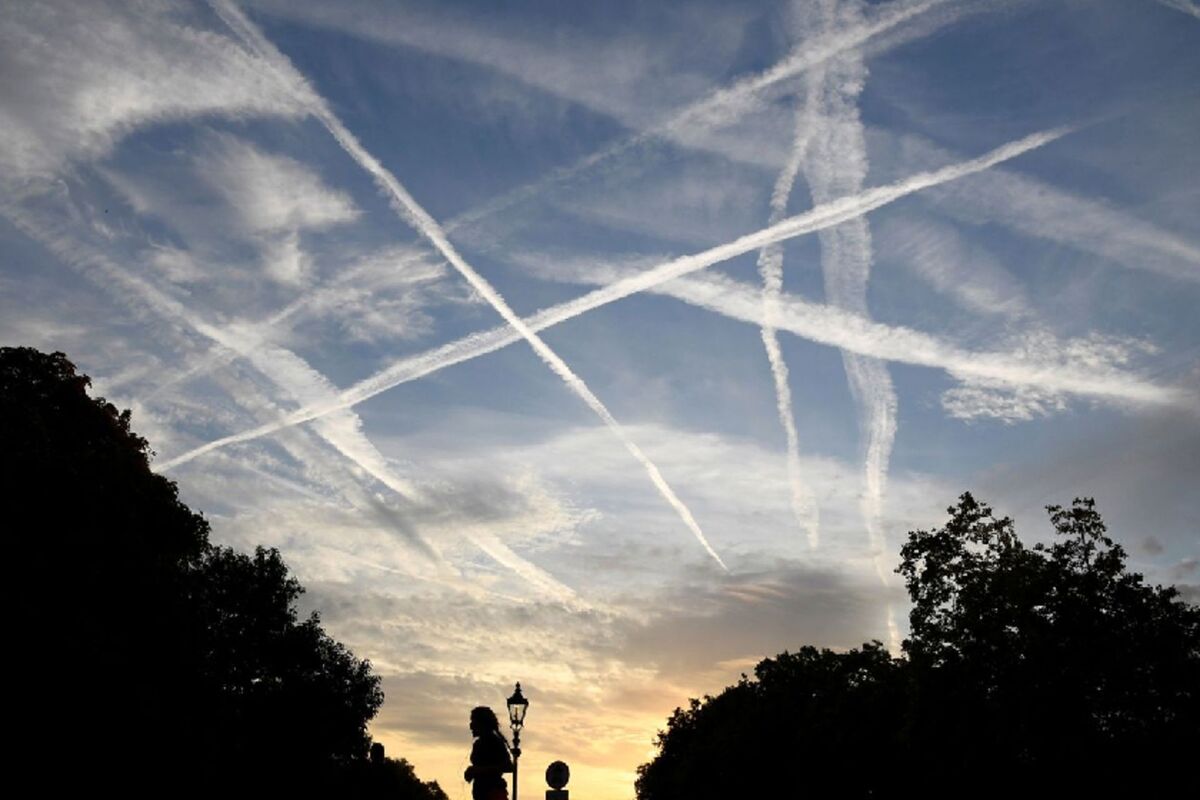 خط سفید هواپیما بر فراز شهرهای‌مان چیست؟