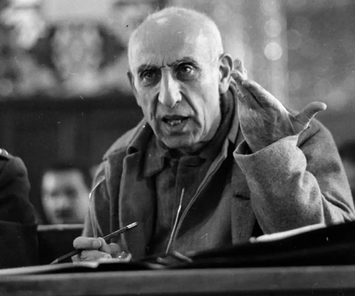 اسناد شخصی دکتر مصدق به آرشیو ملی ایران منتقل شد