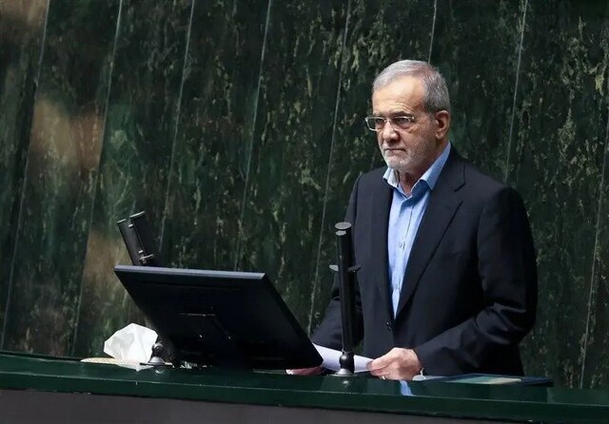 رئیس‌جمهور باید در دنیای واقعی عمل کند نه در دنیای موازی